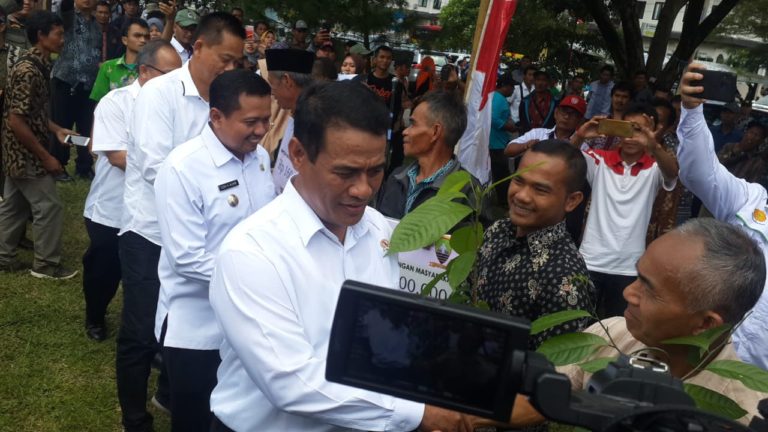 Menteri Amran Serahkan Bantuan Rp40 Miliar di Sumedang