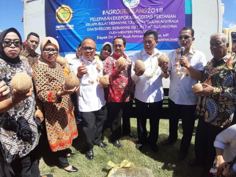 Di Pangandaran, Kementan Lepas Ekspor Kelapa dan Salurkan Bantuan Petani