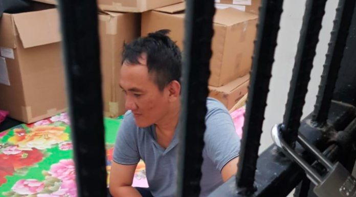 Beredar gambar seorang pria diduga Andie Arief (Politikus Demokrat) diamankan polisi terkait kasus narkoba