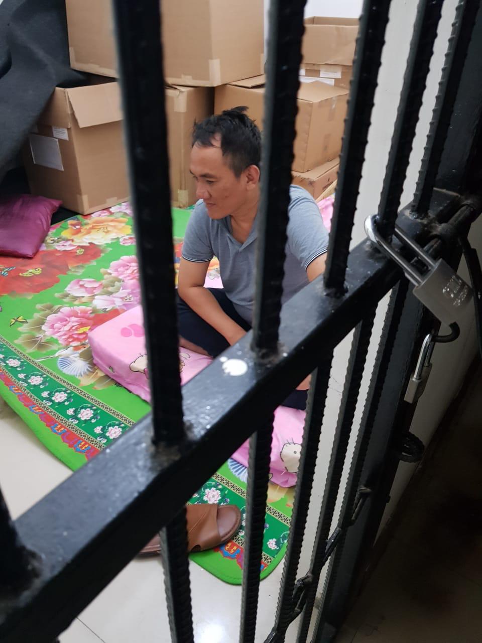 Beredar gambar seorang pria diduga Andie Arief (Politikus Demokrat) diamankan polisi terkait kasus narkoba