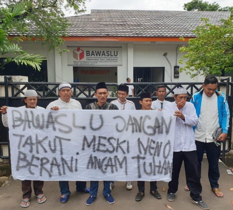 Forum Ukhuwah Pengurus dan Imam Masjid (FURUIA) dan Insan Hafidz Alumni Kampus Al-Quran PTIQ menggelar konfrensi pers mendesak Bawaslu DKI agar bertindak tegas dan transparan atas indikasi dugaan pelanggaran yang terjadi pada kegiatan Munajat 212.