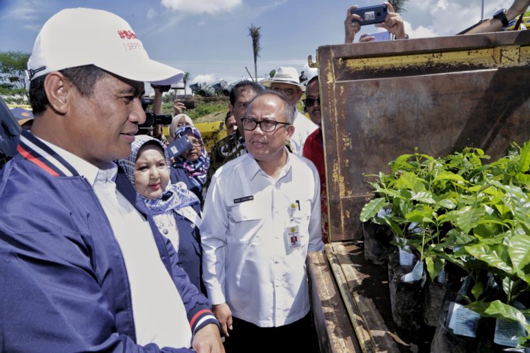 Mentan Lepas Ekspor Komoditas Hortikultura dan Bantuan untuk Petani di Bandung Barat
