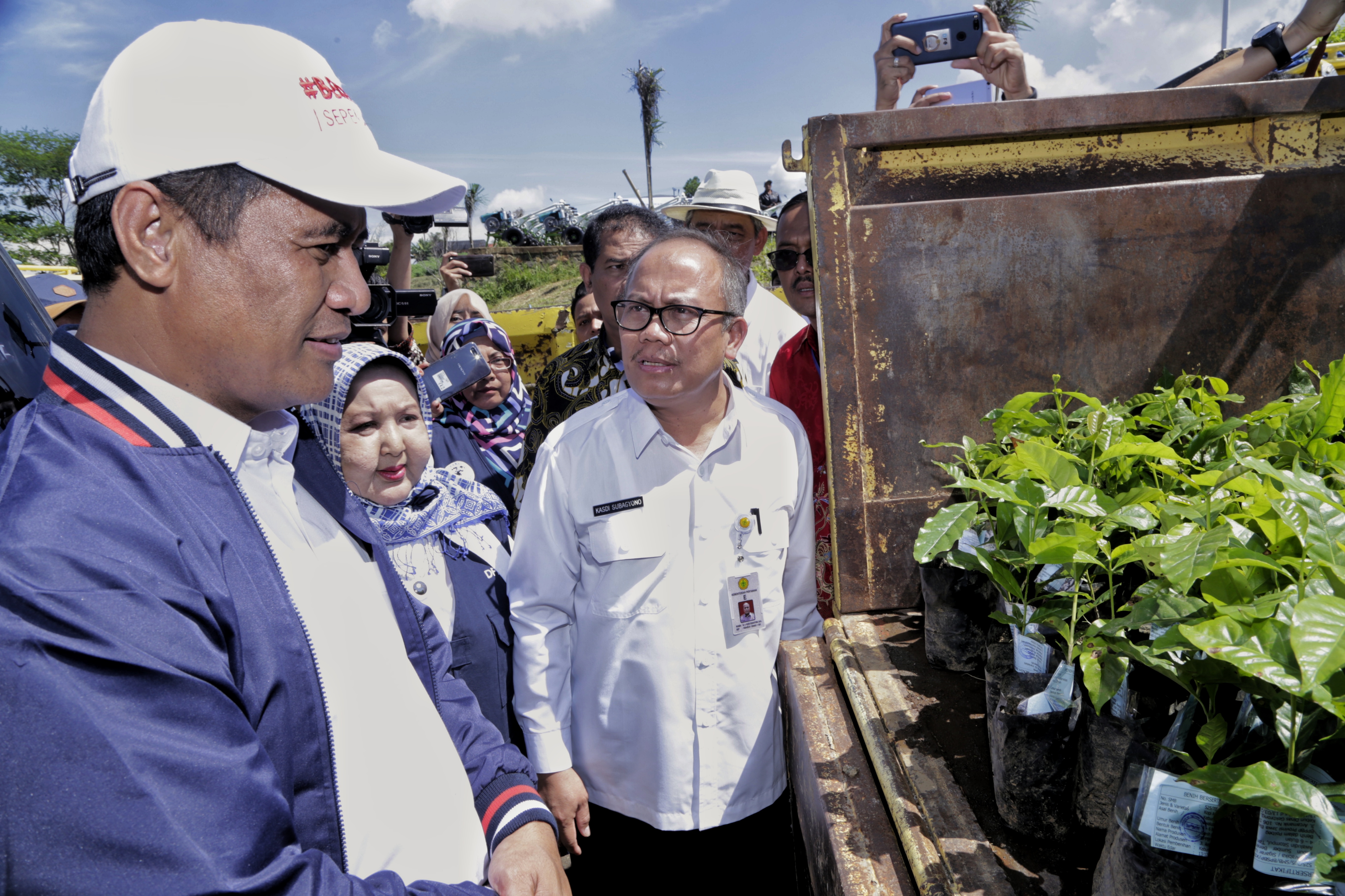 Mentan Lepas Ekspor Komoditas Hortikultura dan Bantuan untuk Petani di Bandung Barat