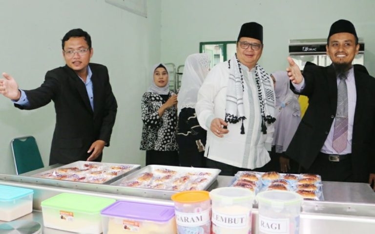 Airlangga Dorong Lulusan Pesantren Jadi Wirausaha Andal