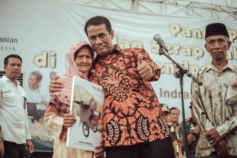 Beri Bantuan Perontok Padi ke Nenek Ratem, Amran: Dulu Saya Pernah Miskin