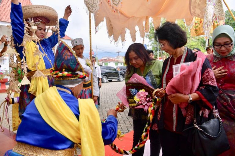Sambangi Bone, OASE Kabinet Kerja Disambut Tari Alusu