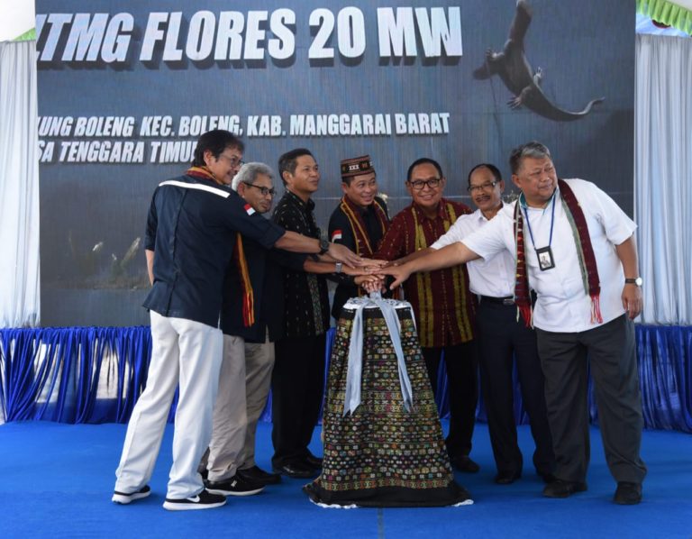 Menteri Jonan Resmikan Infrastruktur Ketenagalistrikan dan Listrik Gratis di NTT