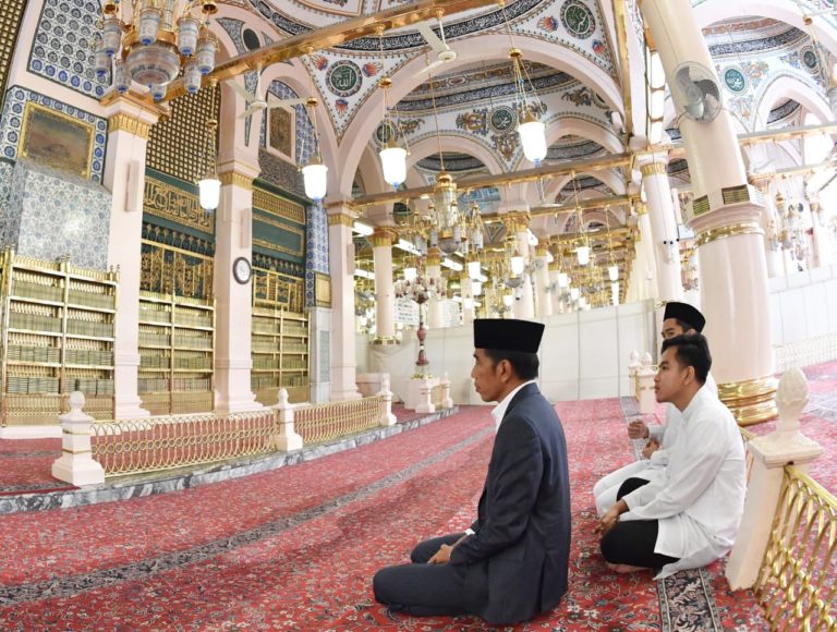 Akhiri Perjalanan Umroh, Jokowi Ziarahi Makam Nabi Muhammad SAW