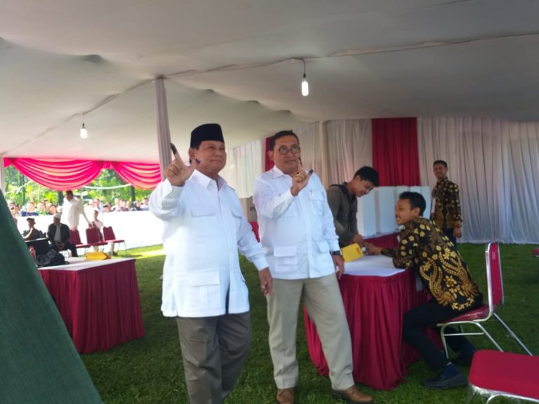 Didampingi Fadli Zon, Prabowo Nyoblos di Bojong Koneng, Kabupaten Bogor