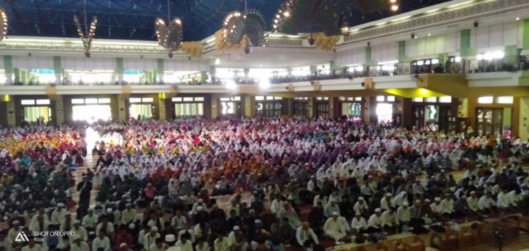 8.000 Jamaah Sholawat Nariyah Padati Masjid Raya Islamic Centre