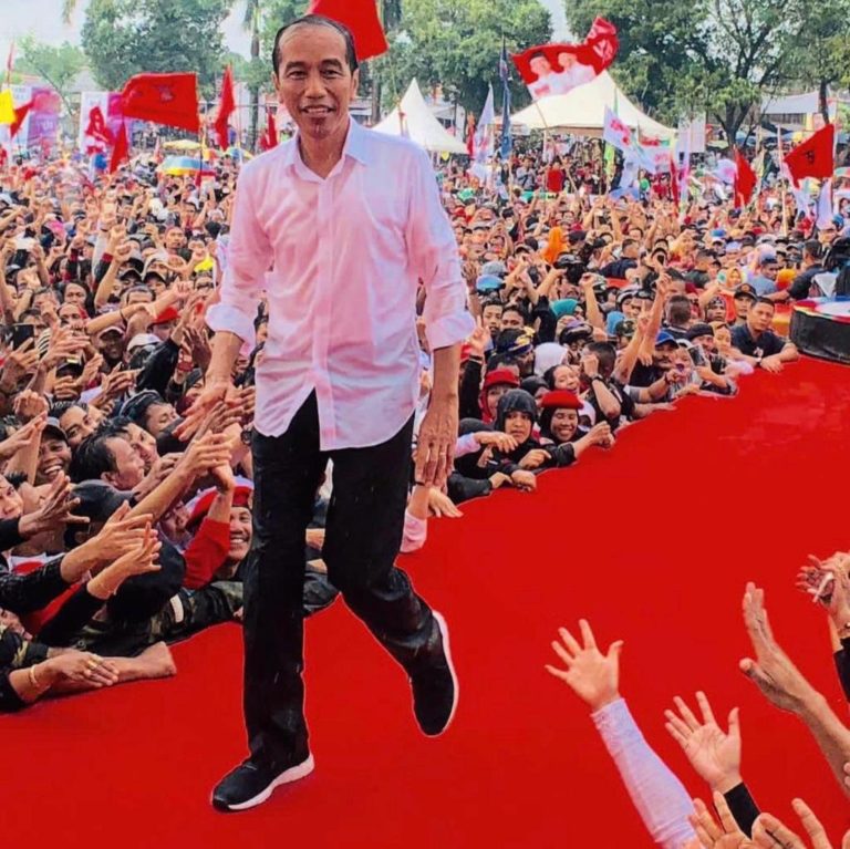 Basah Kuyup Diguyur Hujan, Jokowi: Hujan Cemoohan aja Kita Hadapi