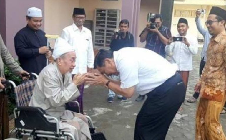 Luhut Tegaskan Pemberian Amplop untuk Pengobatan Kiai Zubair