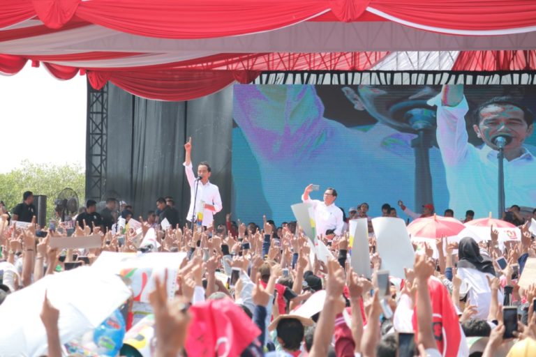 Panas Terik, Kampanye Jokowi di Cirebon Tetap Meriah