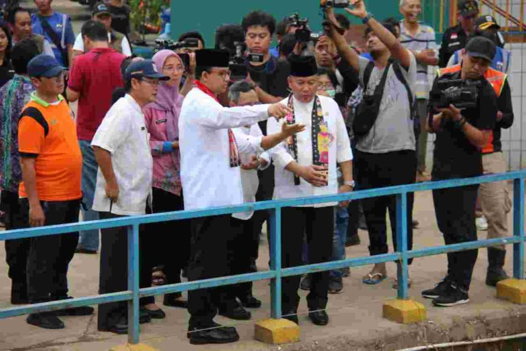 Khawatir Jakarta Tenggelam, Anies Terus Pantau Pintu Air Manggarai