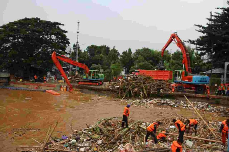 Selain Rawan Banjir, Anies Sebut Jakarta Rawan Kiriman Sampah dari Bogor