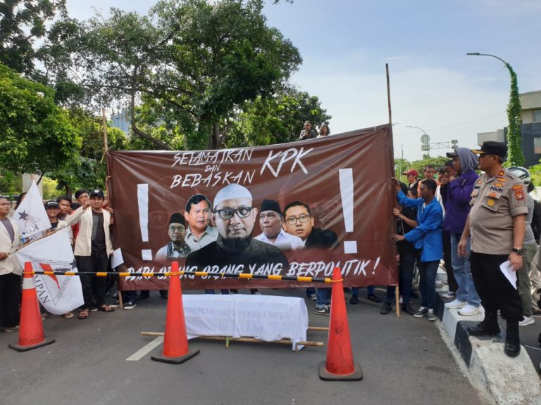 Bawa Keranda, Sejumlah Massa Tuding KPK Tak Netral Lagi