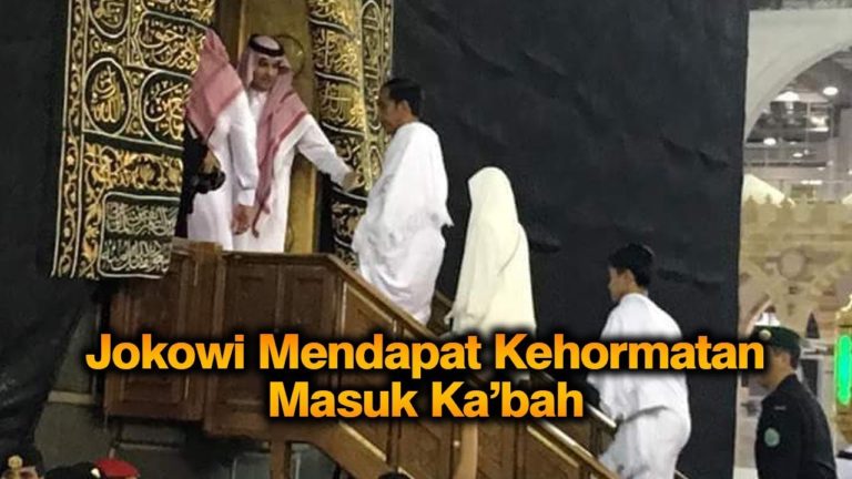 Momen Jokowi Mendapat Kehormatan Masuk Ka’bah