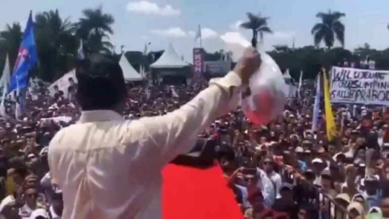Prabowo Pamerkan Sumbangan Masyarakat di Ciamis