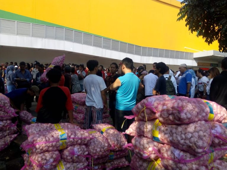OP Bawang Putih Kementan di Pasar Induk Kramat Jati Diserbu Pembeli