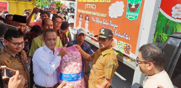 Kepala BKP Kementan dan Gubernur Sumbar Gelar OP Bawang Putih