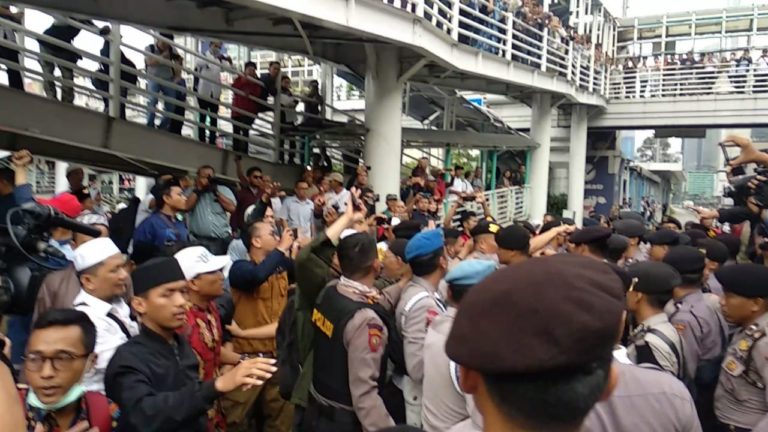Ada Aksi Tandingan, Demo Bawaslu Nyaris Bentrok