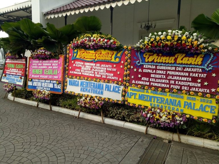 Dukung Pergub 132 Tahun 2018, Balaikota Banjir Kiriman Bunga dari Warga Rusun