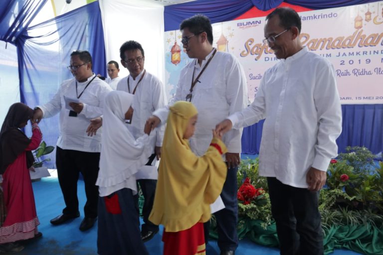 Perum Jamkrindo Santuni Anak Yatim di Kendari