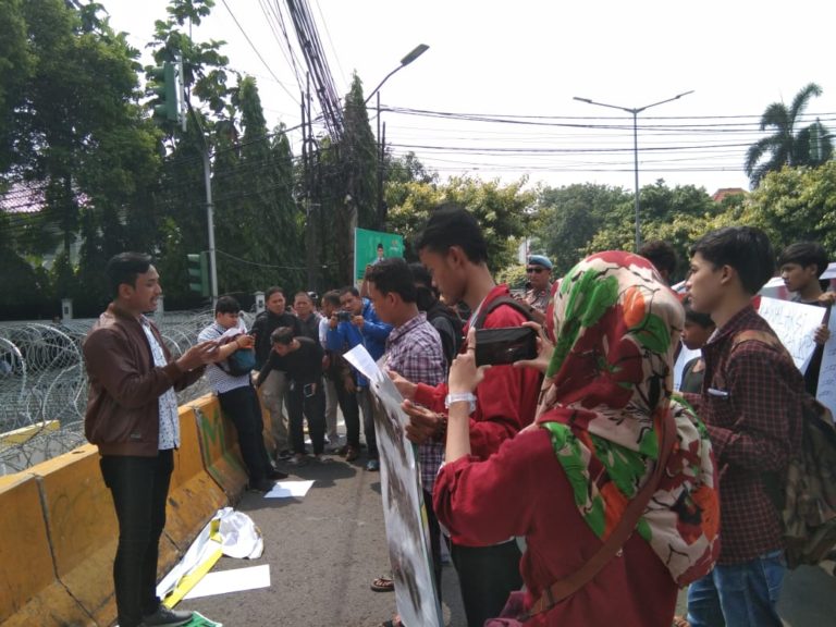 Datangi Kantor KPU, Forum Mahasiswa dan Pemuda Jabodetabek Tolak People Power