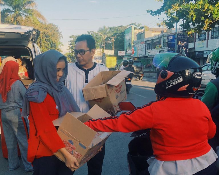 Sosialisasikan UQ Sukriansyah, Relawan Bagi Takjil Ramadhan di sejumlah Titik Kota Makassar