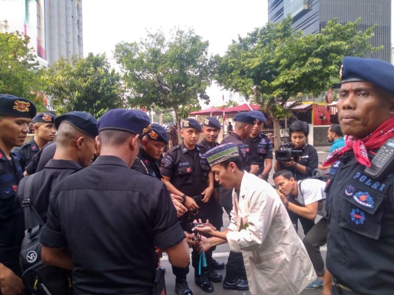 Keluarga Besar Kampus Al-Quran PTIQ Jakarta beri Tasbih ke Petugas Pengamanan Aksi 22 Mei