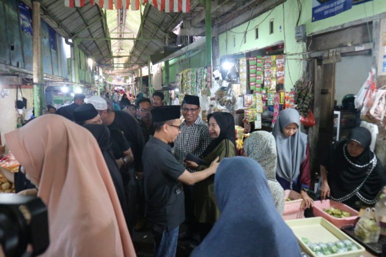 Blusukan ke Pasar, UQ Sukriansyah serap Aspirasi Pedagang dan Pembeli