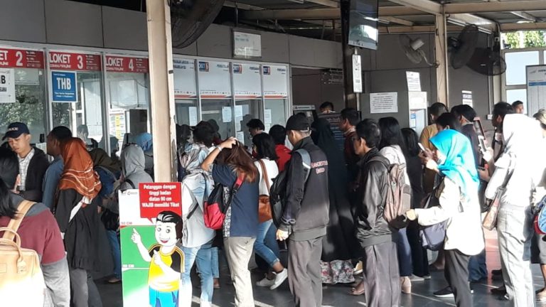 Jasa Marga Sukses “Ongkosin” Puluhan Ribu Warga Bekasi Naik KRL
