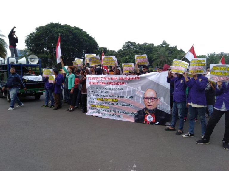 Pemuda Cinta KPK (PECI KPK) melanjutkan aksinya di depan Istana Negara