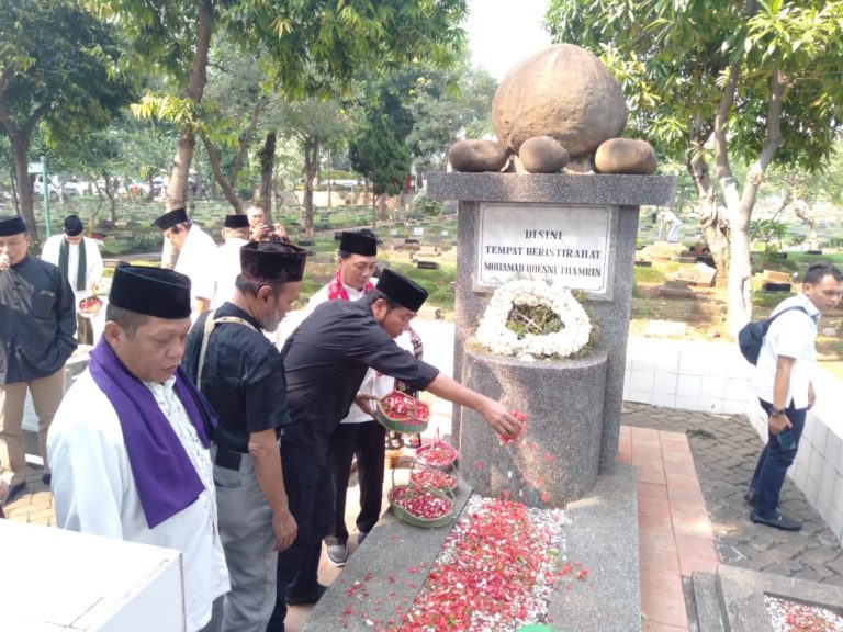 Haji Lulung Pimpin Bamus Betawi Ziarah di Makam Husni Tamrin