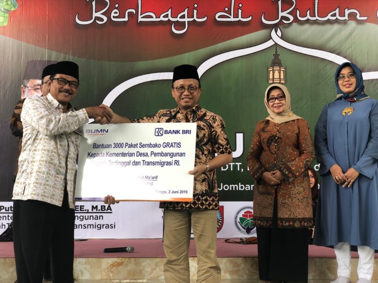 Kemendes, Bulog, BRI, dan Pemkab Jombang berikan Sembako Gratis di Ponpes Denanyar
