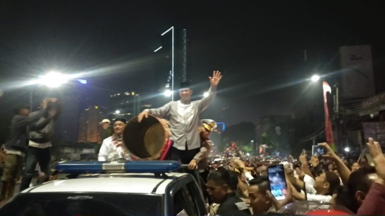 Naiki Mobil Bak Terbuka, Anies Ikut Takbir Keliling Bareng Warga Tanah Abang