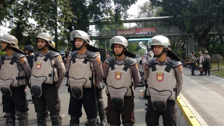 Dihadang Aparat, Massa FPI Batal Orasi di Halaman Gedung MK