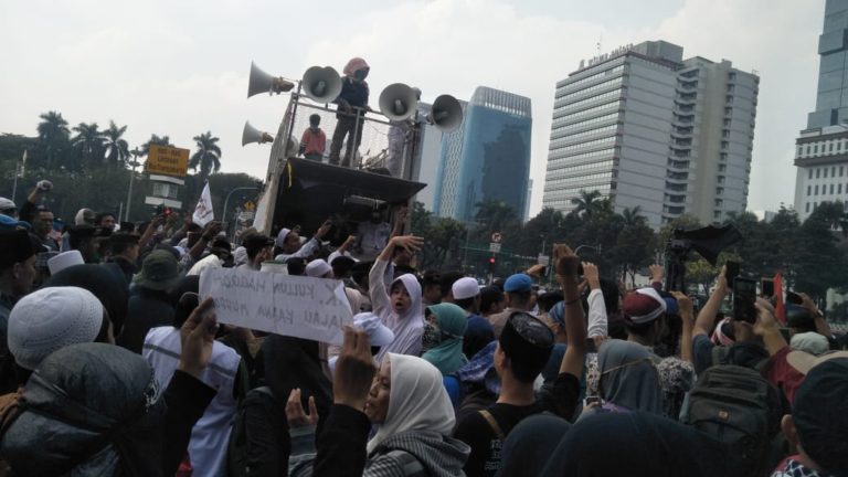 Dituding Tak Kantongi Izin, Polisi Hadang Mobil Komando Massa Halal Bihalal