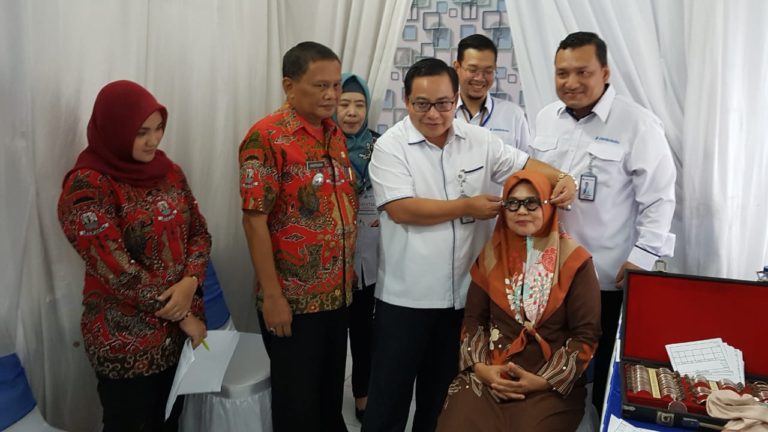 Gelar Baksos, Jamkrindo Buka Layanan Pemeriksaan Mata dan Bagi-bagi Kacamata Gratis