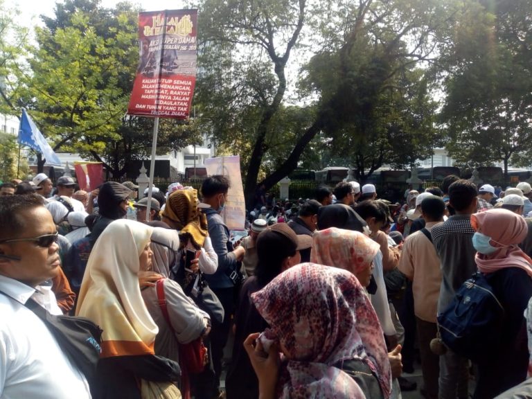 Gagal Nerobos Gedung MK, Massa Terpaksa LiveStreaming