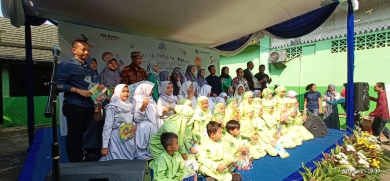 HUT ke-49, Jamkrindo Bagikan 49.000 Paket Alat Sekolah Secara Serentak