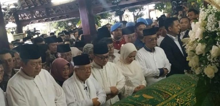 KH Ma’ruf Amin Pimpin Salat Jenazah Ani Yudhoyono
