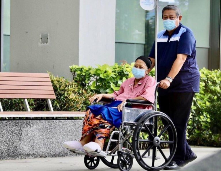 Ibu Ani Yudhoyono Tutup Usia