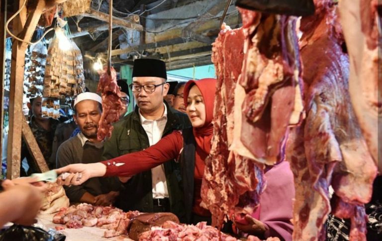 Inspeksi ke Pasar Bareng Istri, Ridwan Kamil Akui Harga Daging Ayam Naik
