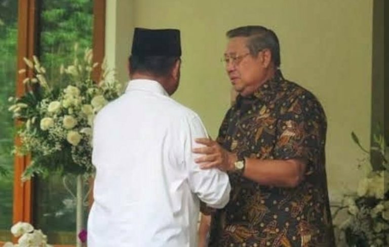 Takjiah ke Cikeas, Prabowo Teteskan Air Mata saat Peluk SBY