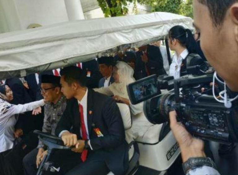 Gelar Open House, Jokowi Minta Maaf Tak Bisa Salami Warga Satu Persatu