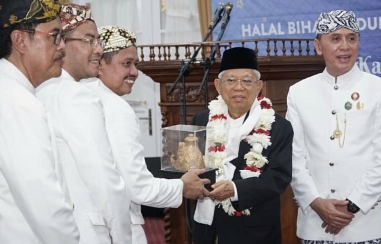 Ma’ruf Amin Bahagia Terima Plakat Silsilah Keturunan Leluhur Sumedang