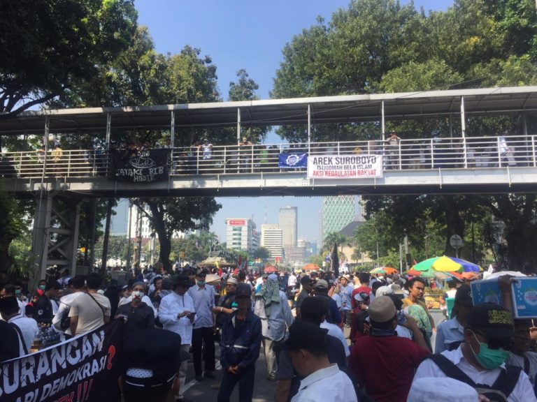 Massa Demo serbu jalan Medan Merdeka Barat arah ke MK