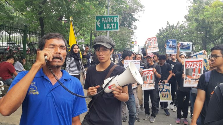 Gugat Anies soal IMB, Ratusan Massa Gelar Aksi Jalan Mundur