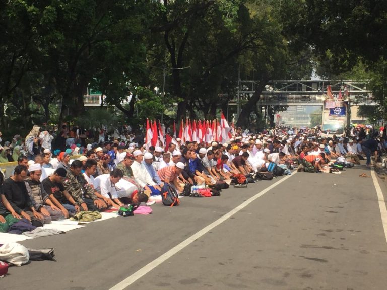 Kawal Sidang Putusan MK, Massa Aksi Rela Shalat Jamaah di Jalanan